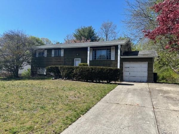 199 Ridge Road , Wheatley Heights, NY 11798