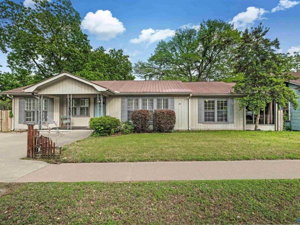 825 Gunter Avenue, Guntersville, AL 35976