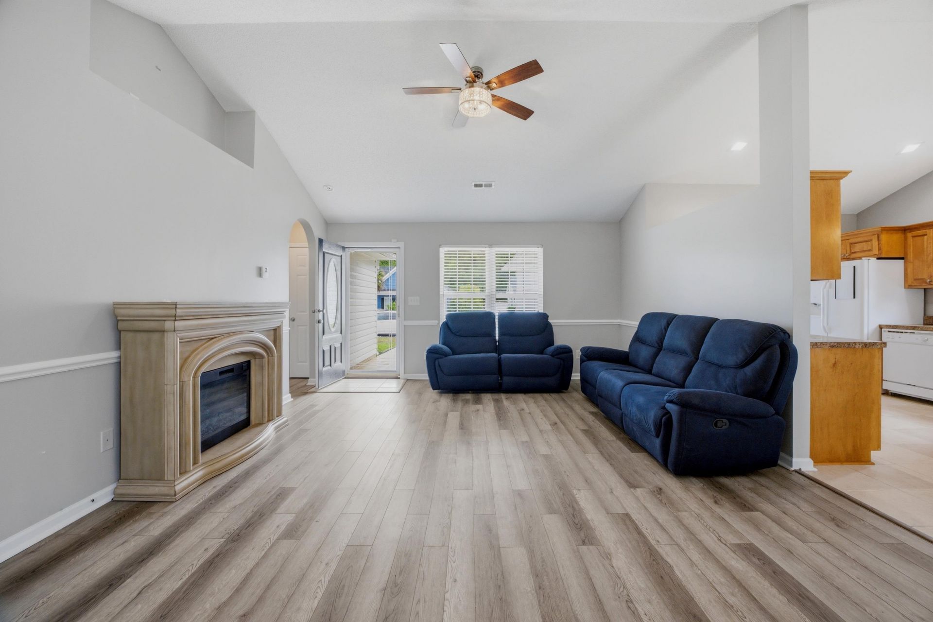 2707 Woodcreek Ln. Photo 4