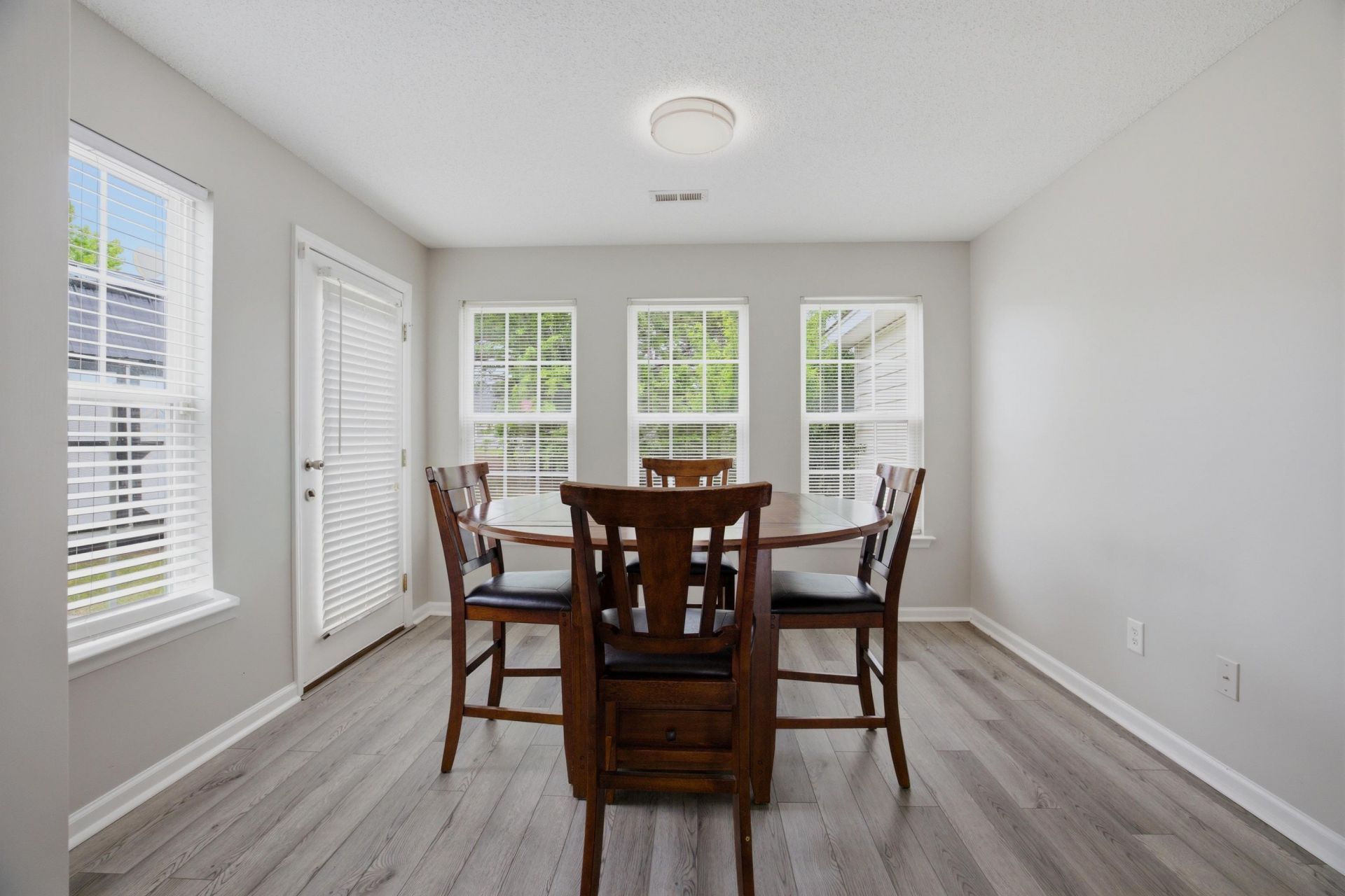 2707 Woodcreek Ln. Photo 8