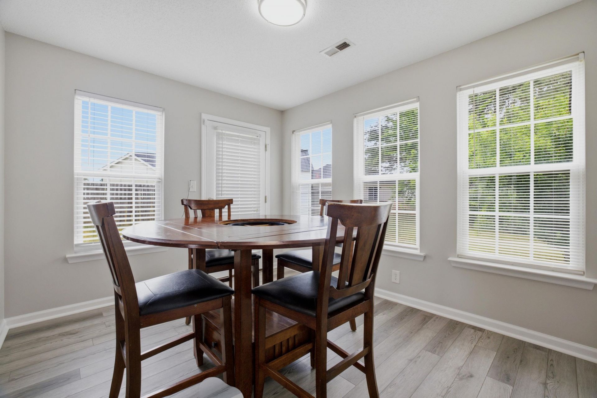 2707 Woodcreek Ln. Photo 9
