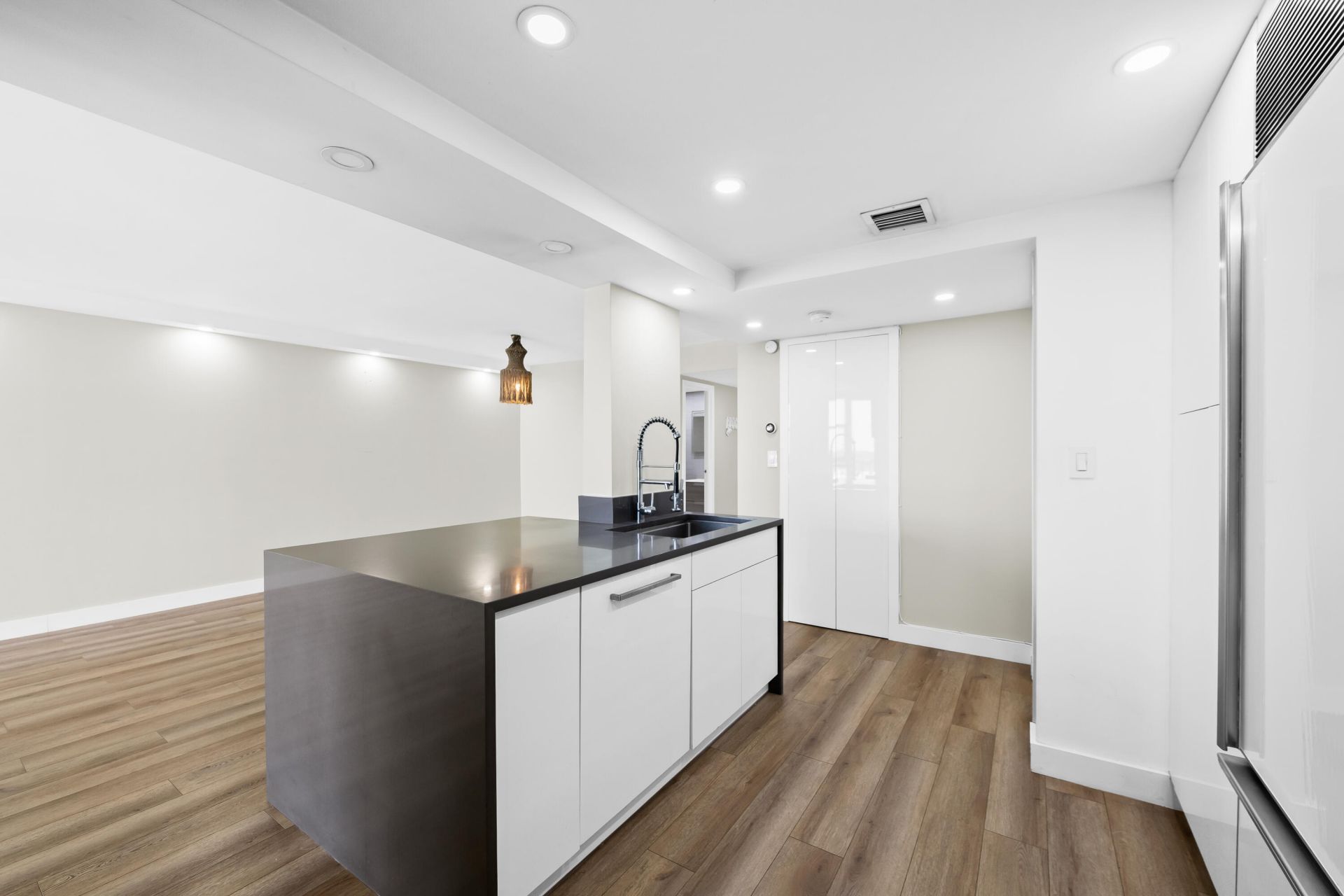 600 Parkview Drive, Unit 1029, Hallandale Beach, FL 33009 Photo