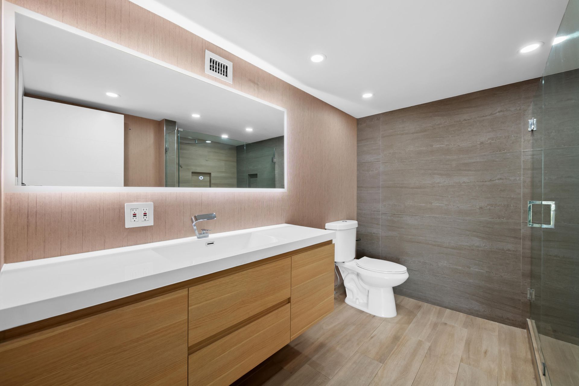 600 Parkview Drive, Unit 1029, Hallandale Beach, FL 33009 Photo