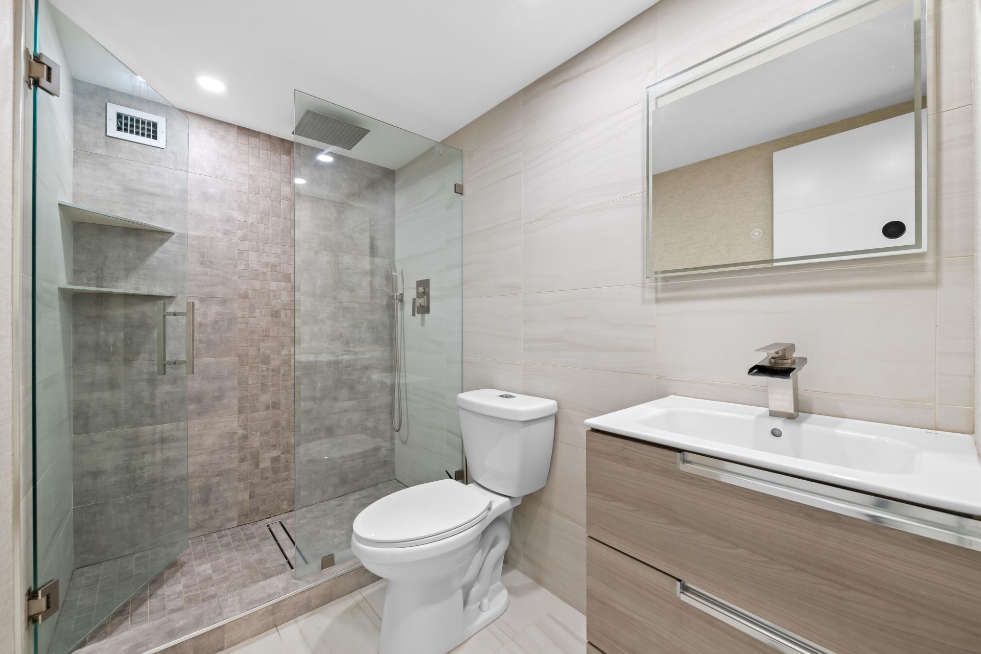 600 Parkview Drive, Unit 1029, Hallandale Beach, FL 33009 Photo