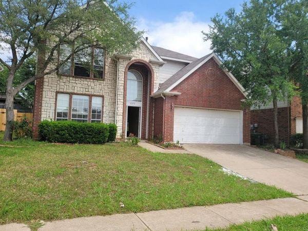 2104 Royal Oak Drive, Bedford, TX 76021