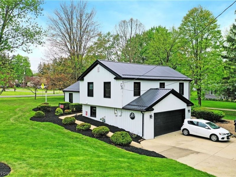8093 S Park Drive, Garrettsville, OH 44231 Photo 2