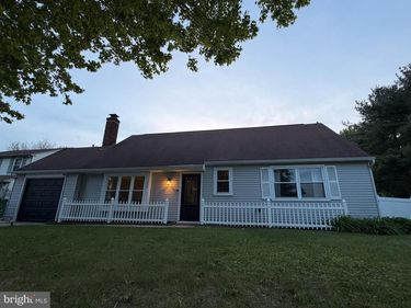 609 S QUEEN ANNE DRIVE, FAIRLESS HILLS, PA 19030