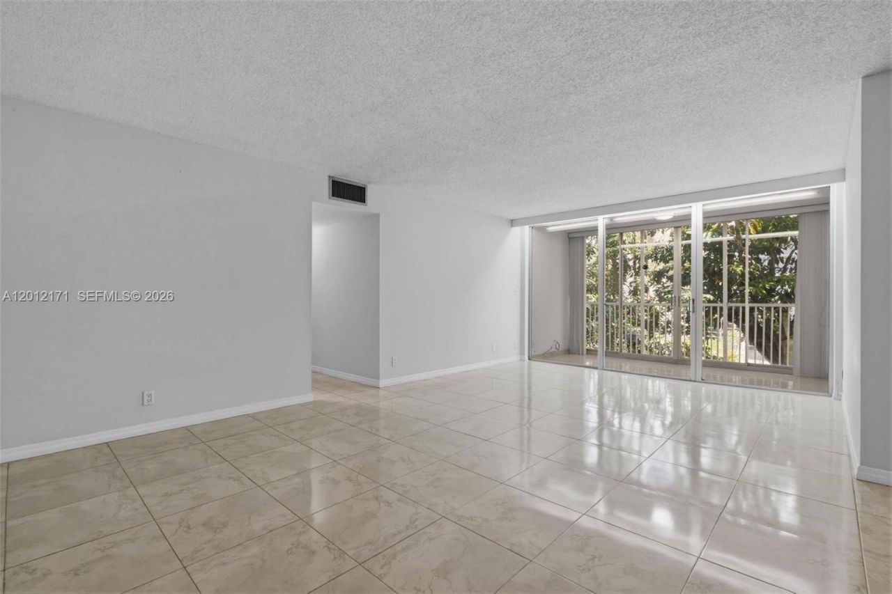 950 NE 199th St , Unit 2H, Miami, FL 33179 Photo