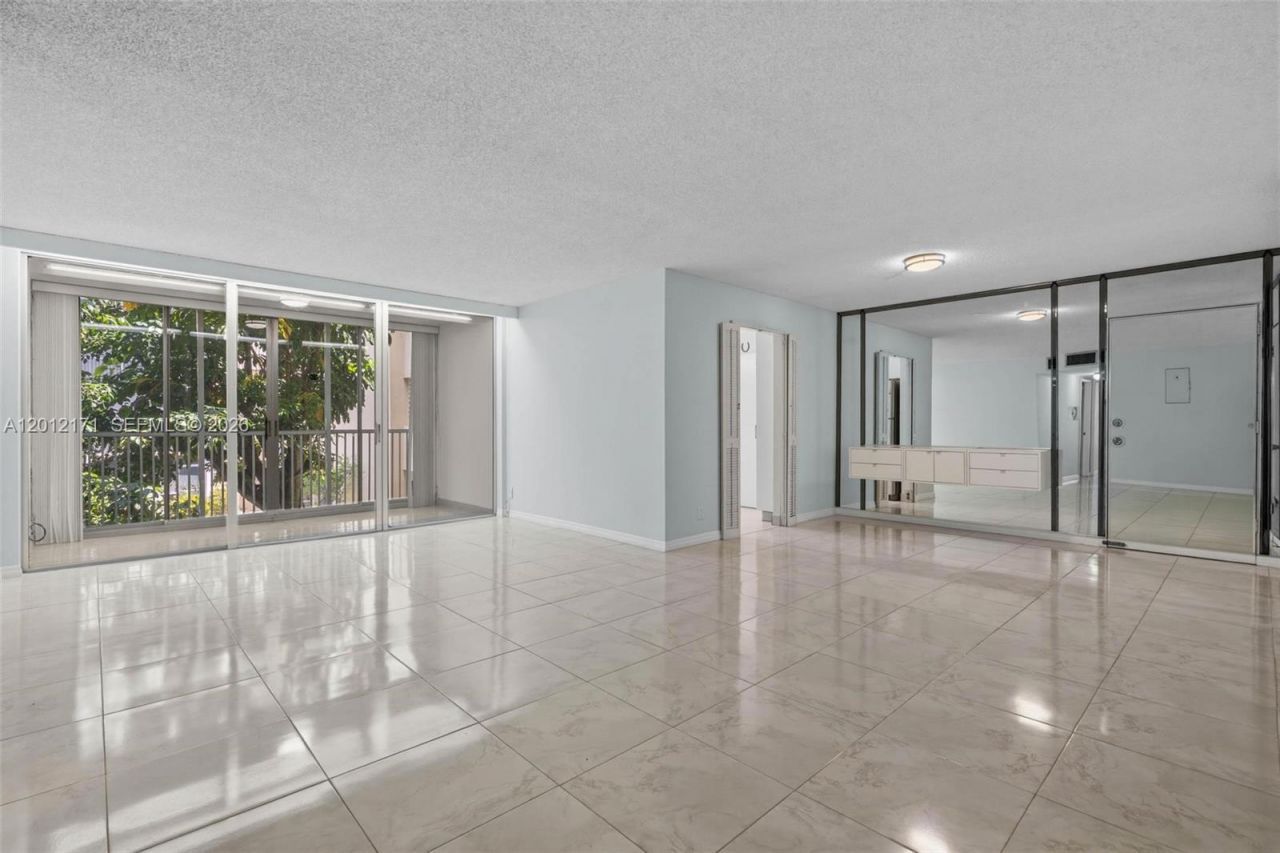 950 NE 199th St , Unit 2H, Miami, FL 33179 Photo
