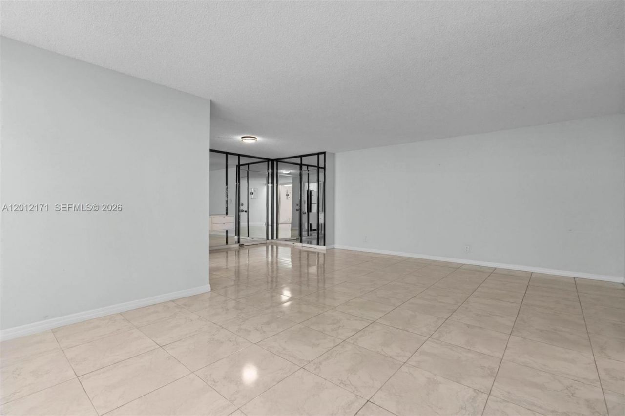 950 NE 199th St , Unit 2H, Miami, FL 33179 Photo