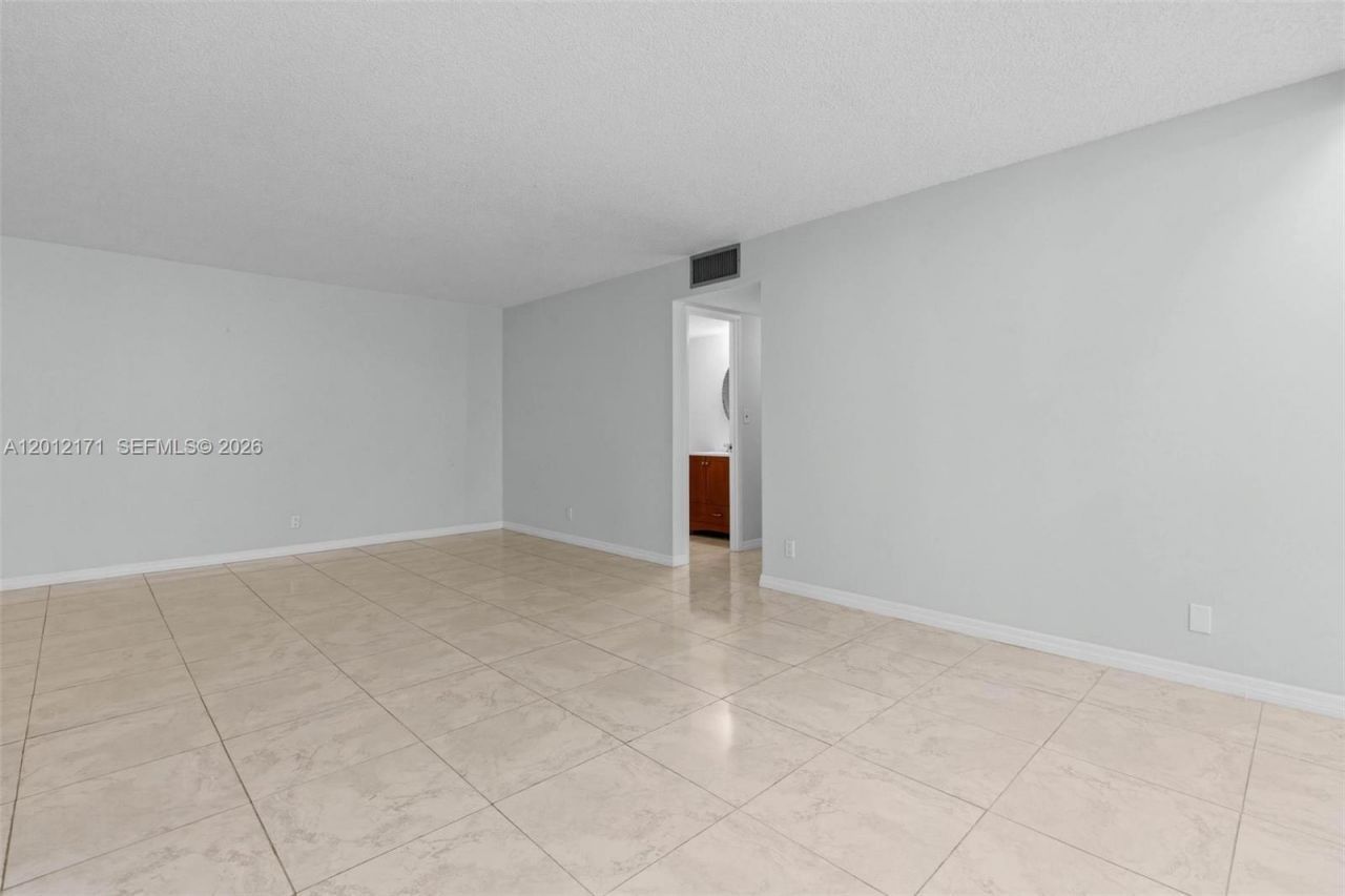 950 NE 199th St , Unit 2H, Miami, FL 33179 Photo