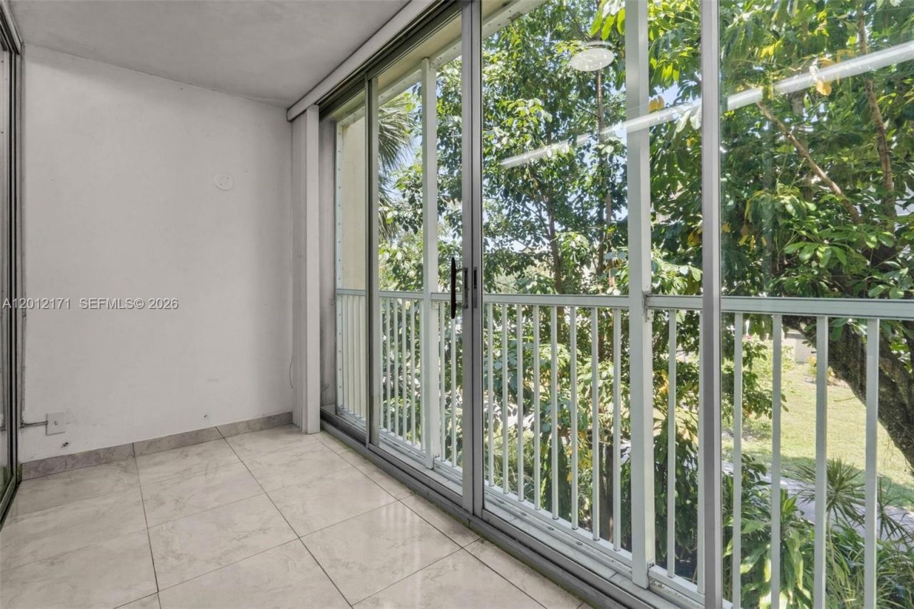 950 NE 199th St , Unit 2H, Miami, FL 33179 Photo