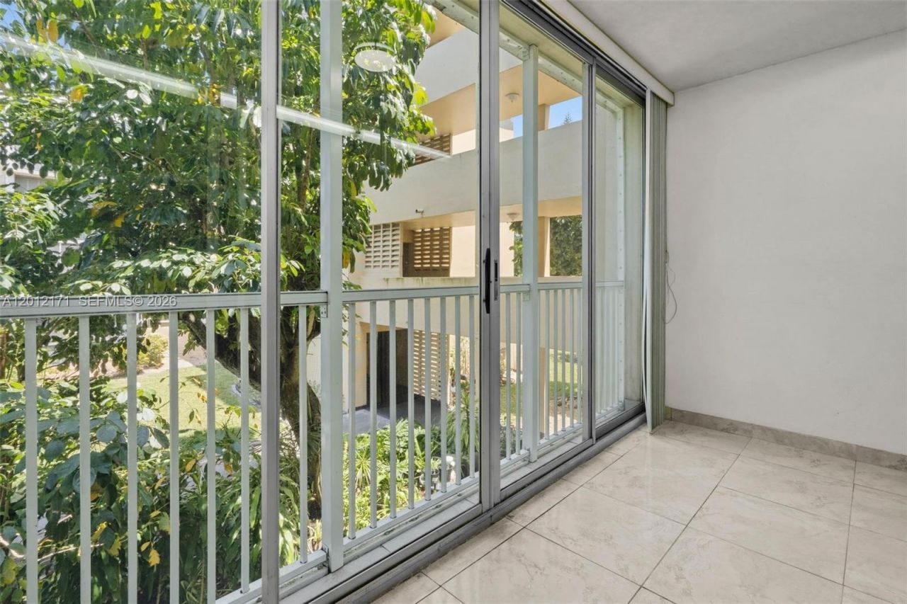 950 NE 199th St , Unit 2H, Miami, FL 33179 Photo