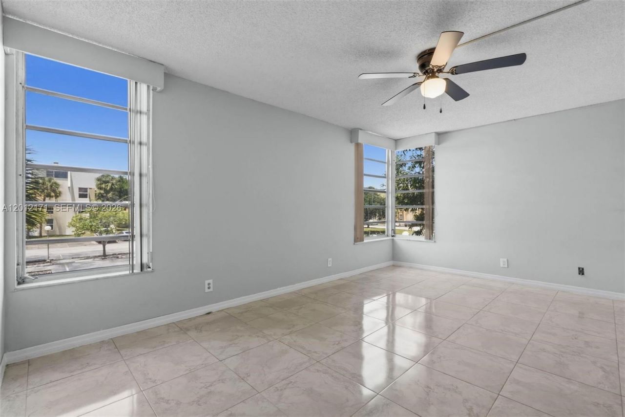 950 NE 199th St , Unit 2H, Miami, FL 33179 Photo