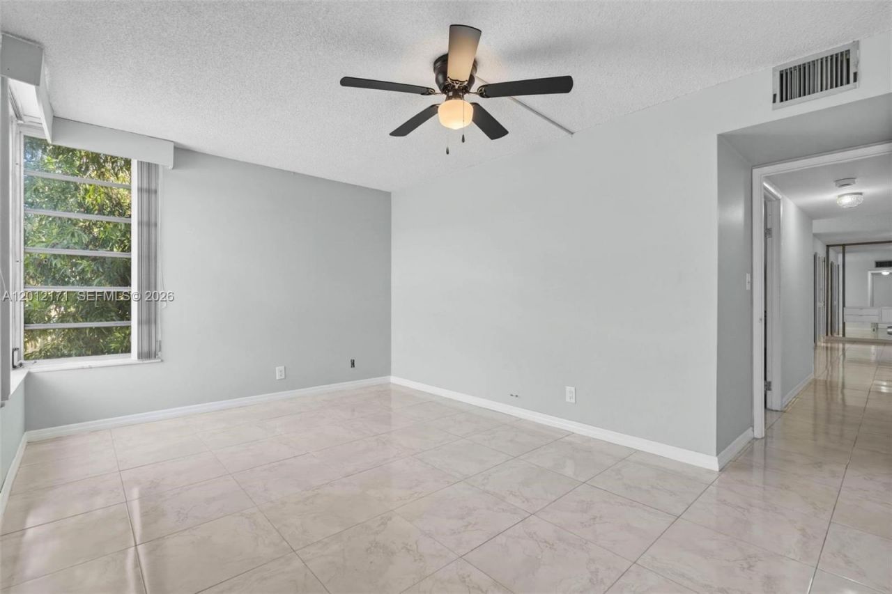 950 NE 199th St , Unit 2H, Miami, FL 33179 Photo