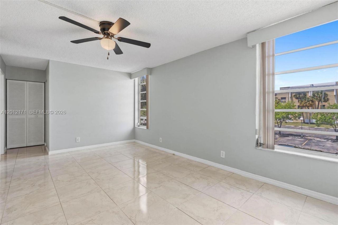 950 NE 199th St , Unit 2H, Miami, FL 33179 Photo