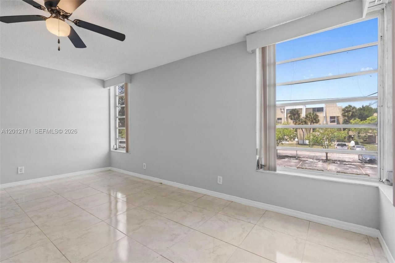 950 NE 199th St , Unit 2H, Miami, FL 33179 Photo