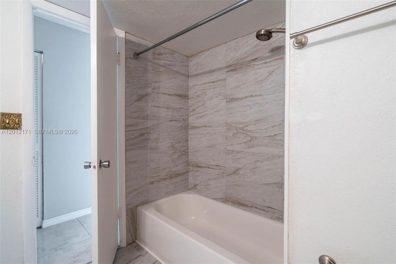 950 NE 199th St , Unit 2H, Miami, FL 33179 Photo