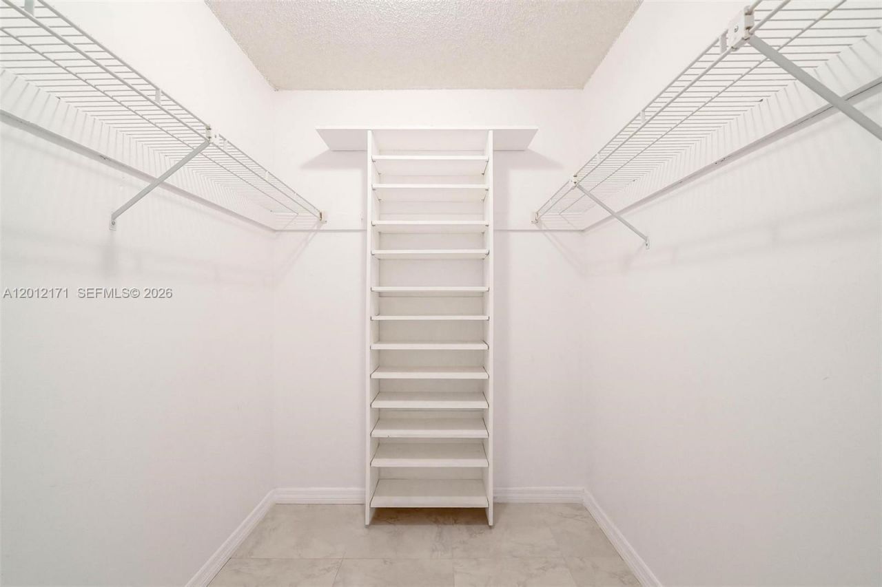 950 NE 199th St , Unit 2H, Miami, FL 33179 Photo