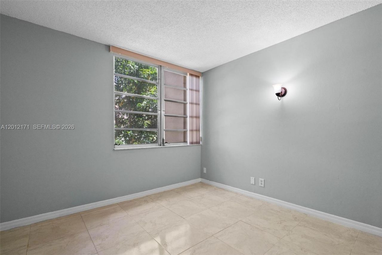 950 NE 199th St , Unit 2H, Miami, FL 33179 Photo