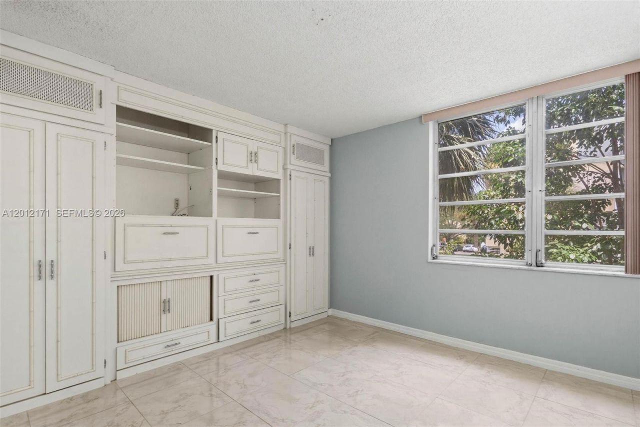 950 NE 199th St , Unit 2H, Miami, FL 33179 Photo