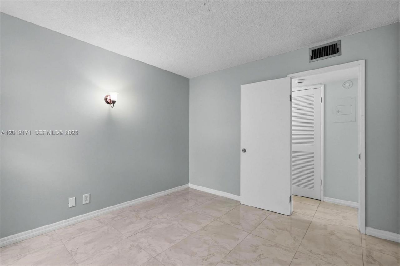 950 NE 199th St , Unit 2H, Miami, FL 33179 Photo