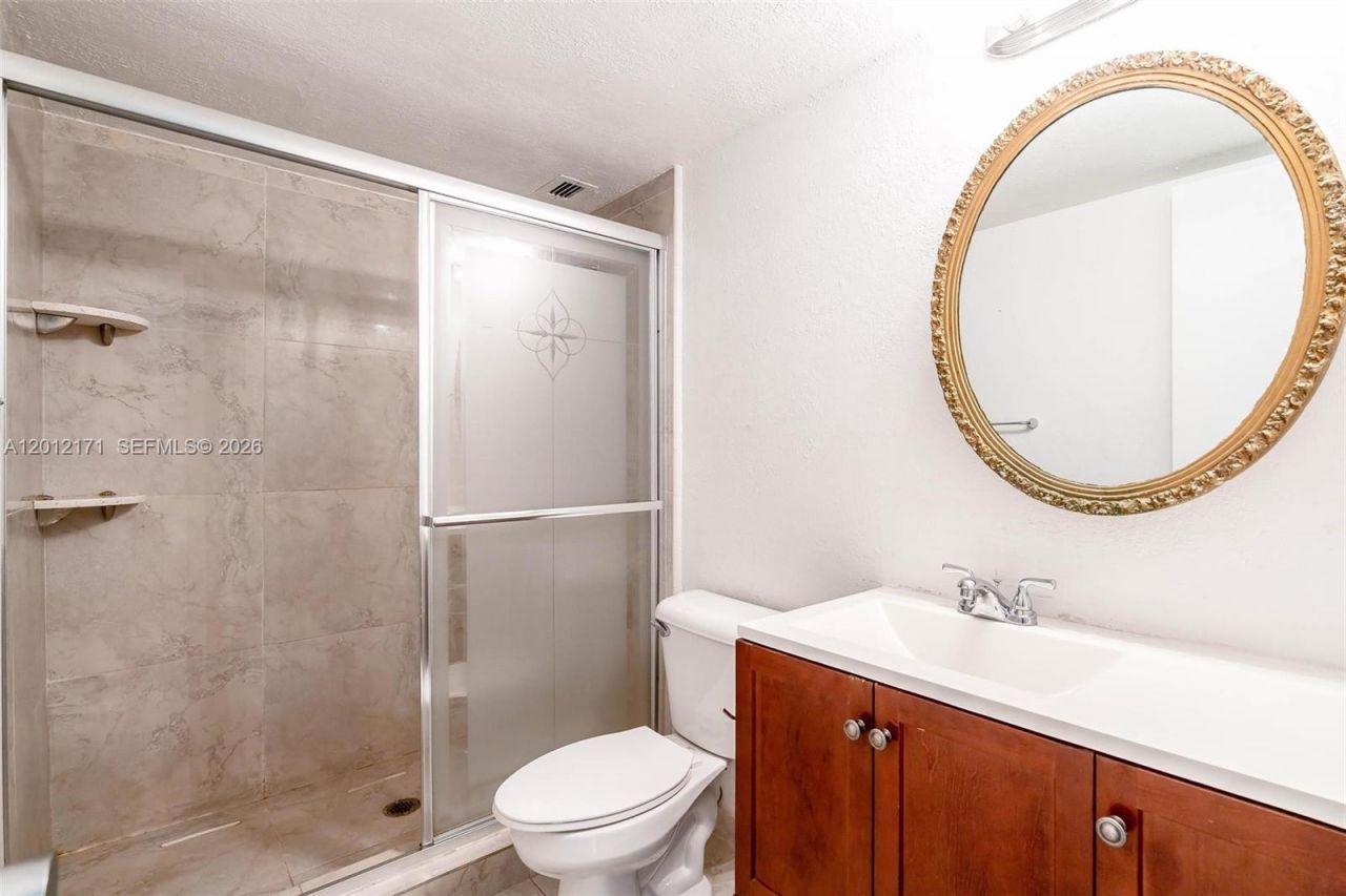 950 NE 199th St , Unit 2H, Miami, FL 33179 Photo