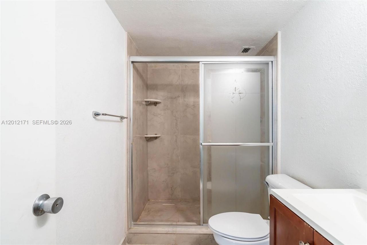 950 NE 199th St , Unit 2H, Miami, FL 33179 Photo