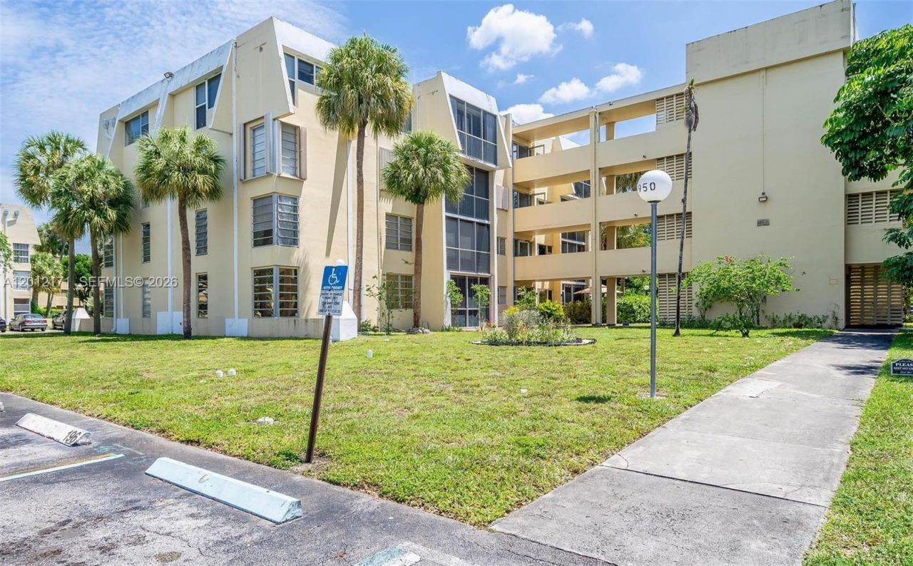 950 NE 199th St , Unit 2H, Miami, FL 33179 Photo