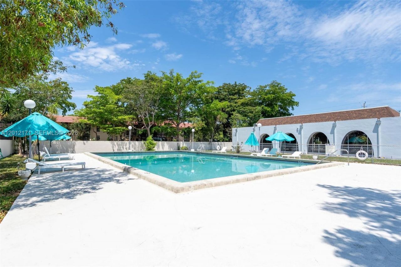 950 NE 199th St , Unit 2H, Miami, FL 33179 Photo