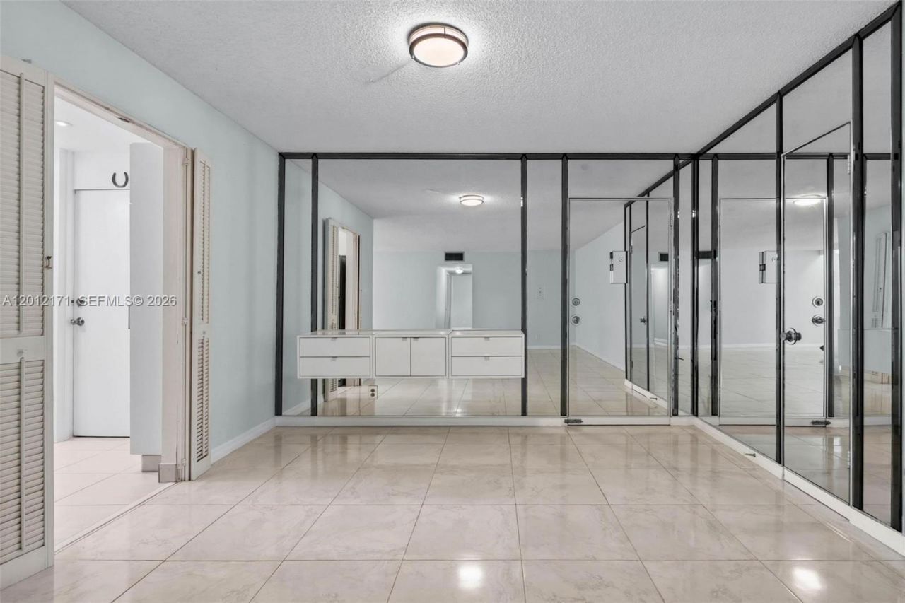 950 NE 199th St , Unit 2H, Miami, FL 33179 Photo