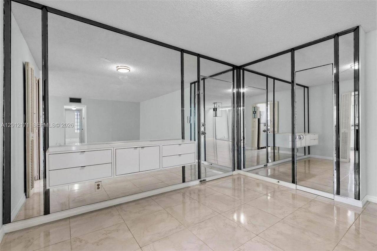 950 NE 199th St , Unit 2H, Miami, FL 33179 Photo