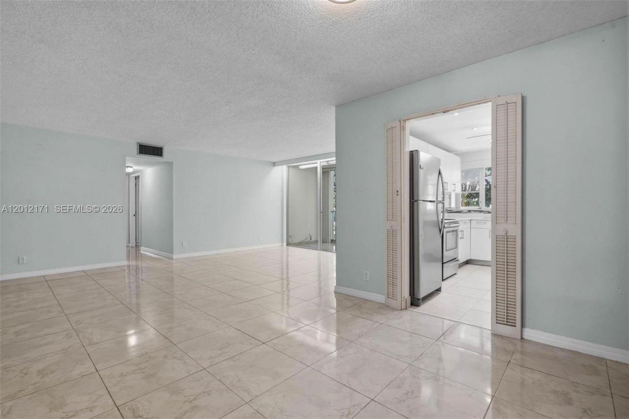 950 NE 199th St , Unit 2H, Miami, FL 33179 Photo