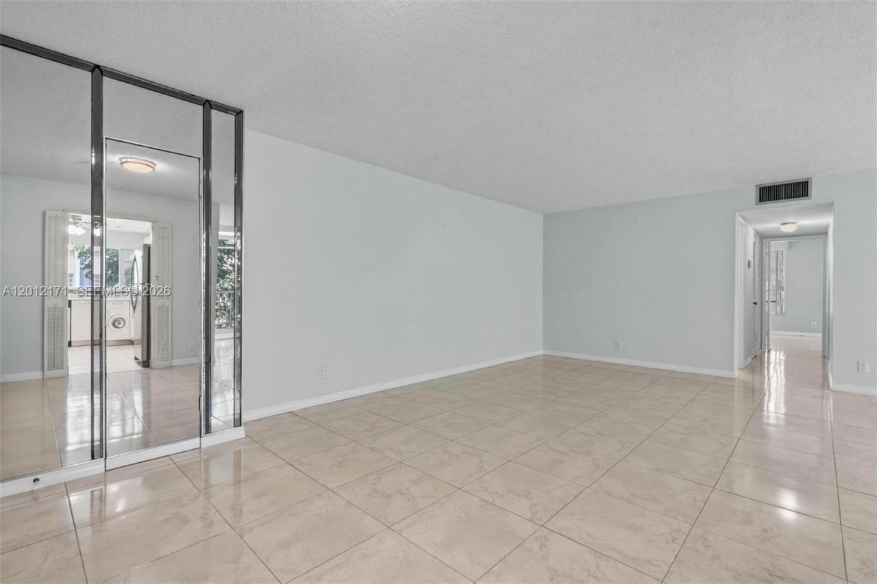 950 NE 199th St , Unit 2H, Miami, FL 33179 Photo