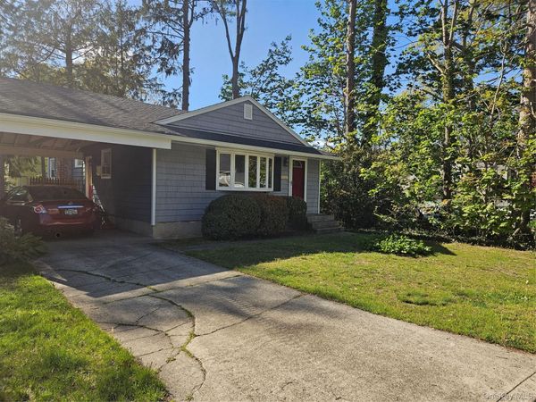 16 Ark Place, Huntington Station, NY 11746