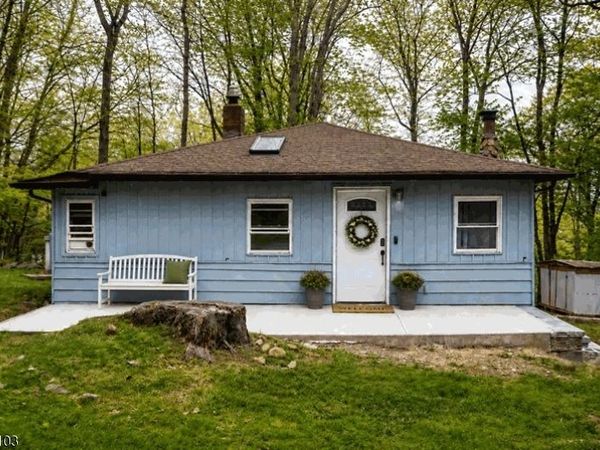 15 Mohican Ave, Roxbury, NJ 07850