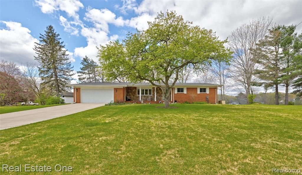 327 Coats Road, Orion Township, MI 48362 Main Photo