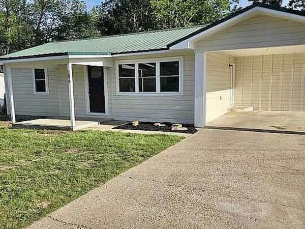 706 E Redwood Avenue N, Sallisaw, OK 74955