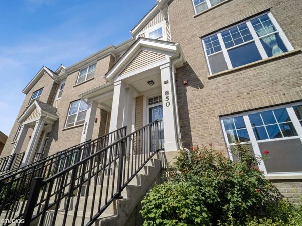 850 Lexington Circle W, Des Plaines, IL 60016