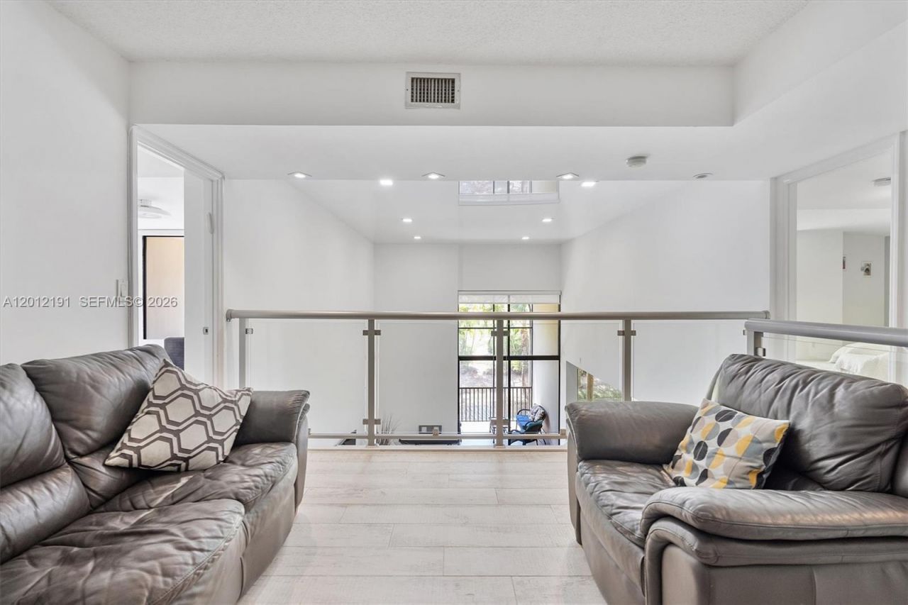 20341 W Country Club Dr, Unit TH-11, Aventura, FL 33180 Photo