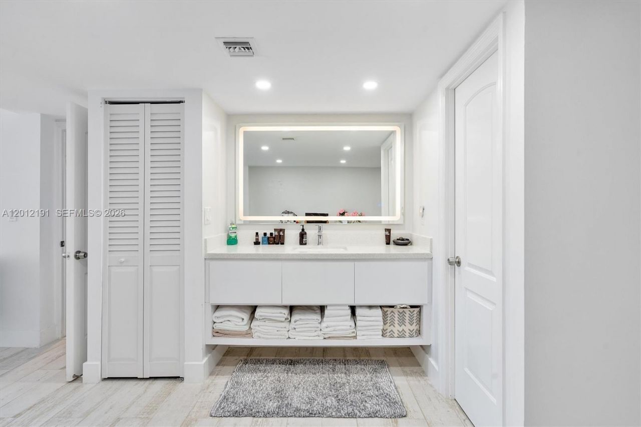 20341 W Country Club Dr, Unit TH-11, Aventura, FL 33180 Photo