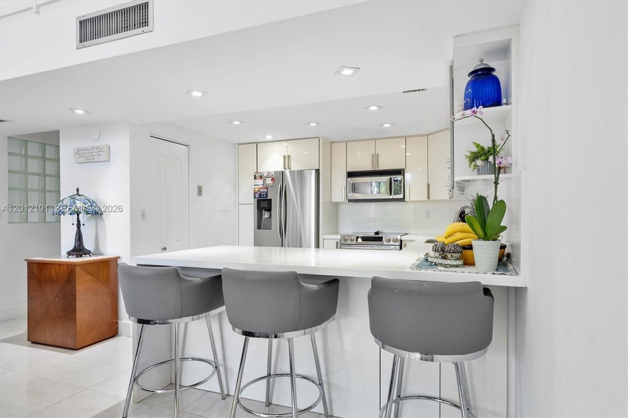 20341 W Country Club Dr, Unit TH-11, Aventura, FL 33180 Photo