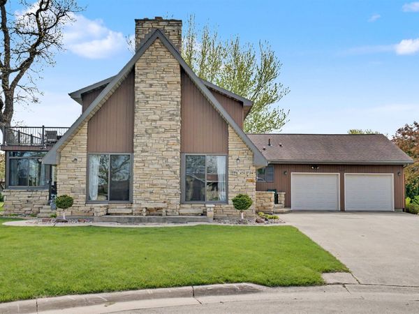 1318 4th St SW, Dyersville, IA 52040