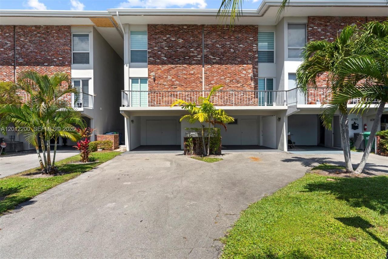6795 Brookline Dr, Unit 6795, Miami, FL 33015 Photo