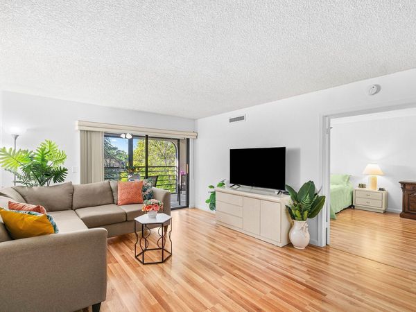 10110 Cedar Point Boulevard, Unit 305, Boynton Beach, FL 33437