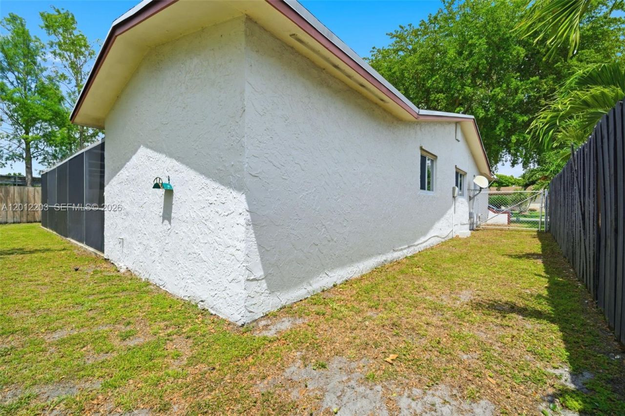 920 NW 92nd Ave , Pembroke Pines, FL 33024 Photo