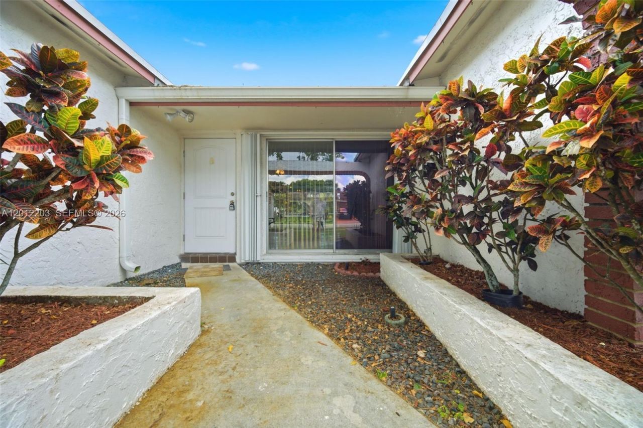 920 NW 92nd Ave , Pembroke Pines, FL 33024 Photo