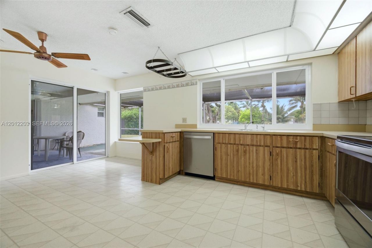 920 NW 92nd Ave , Pembroke Pines, FL 33024 Photo