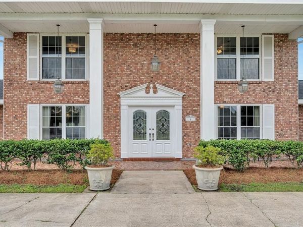 6 W LEVERT Drive , Luling, LA 70070