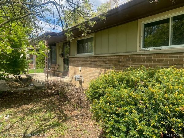 28918 Red Leaf Lane, Southfield, MI 48076